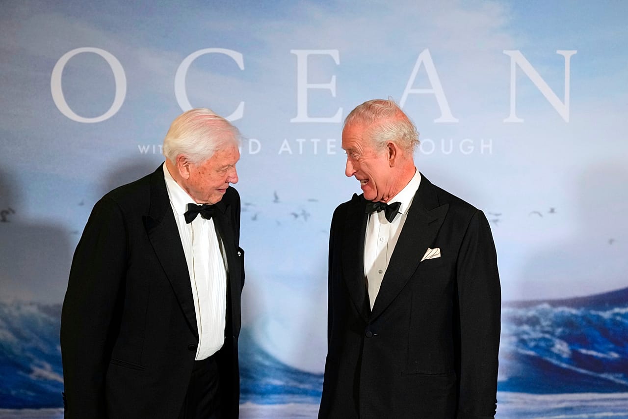 Il re Carlo III del Regno Unito incontra il divulgatore e biologo David Attenborough alla prima del film 