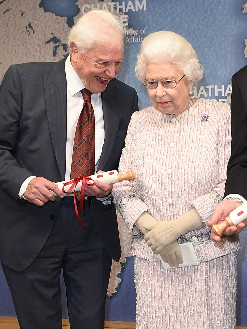 La reina Isabel II posa junto a David Attenborough durante la ceremonia del premio Chatham House 2019 en Londres, 20 de noviembre de 2019.