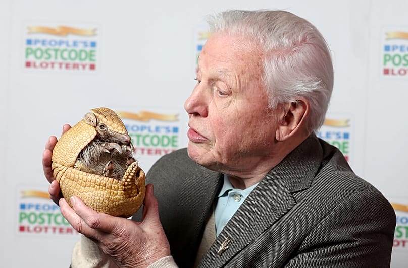David Attenborough sostiene a Inti, el armadillo, en el zoo de Edimburgo, 24 de enero de 2017.