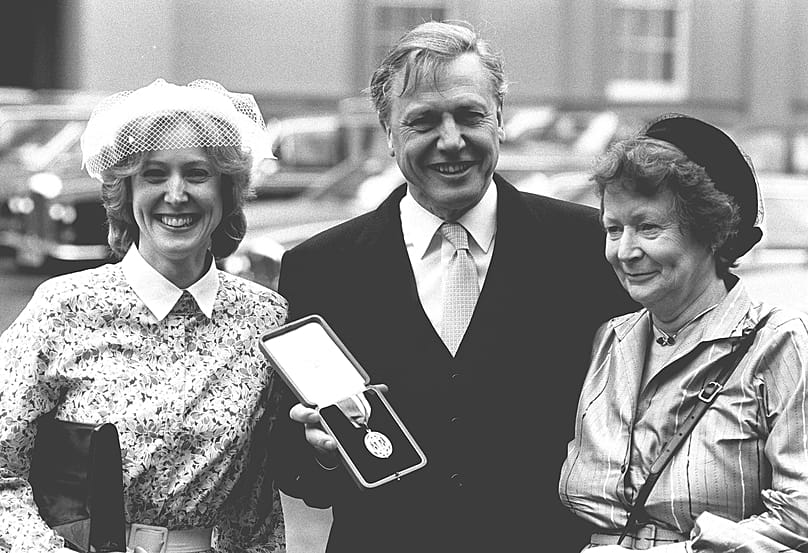 David Attenborough, que fue nombrado caballero por la reina en una ceremonia en el palacio de Buckingham, Londres, el 30 de julio de 1985, con su esposa Jane y su hija Susan.