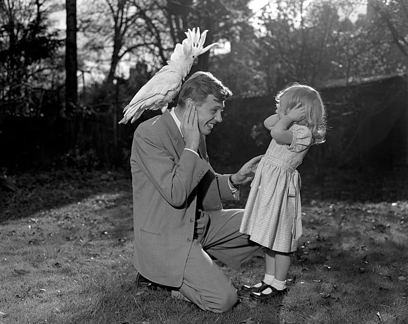 Susan, de tres años, y su padre David Attenborough posan para una foto con la cacatúa de cresta amarilla Georgie, 7 de diciembre de 1957.
