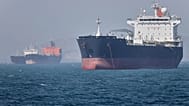 Petroliere alla fonda al largo nello Stretto di Hormuz, di fronte a Bandar Abbas, Iran, 2 maggio 2026