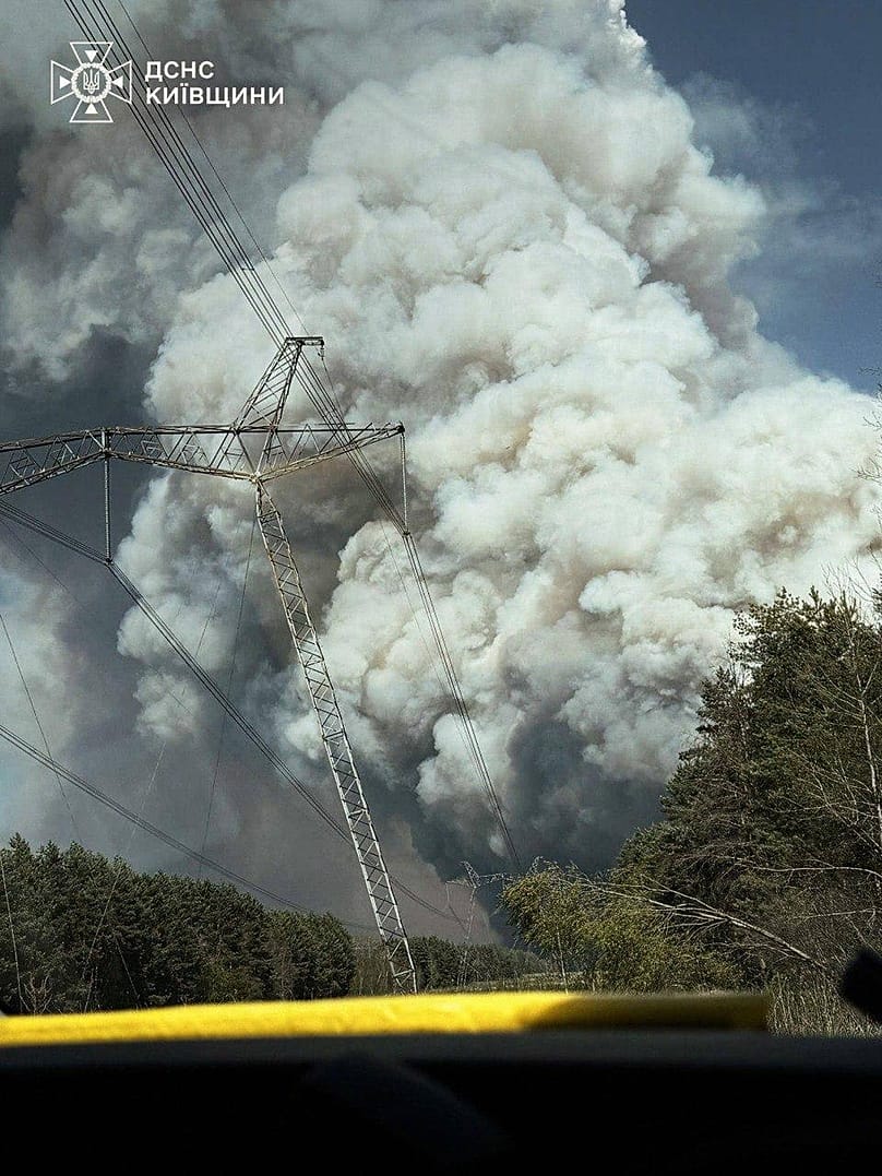 Incendio forestal en la zona de exclusión alrededor de la central nuclear de Chernóbil, 8 de mayo de 2026.