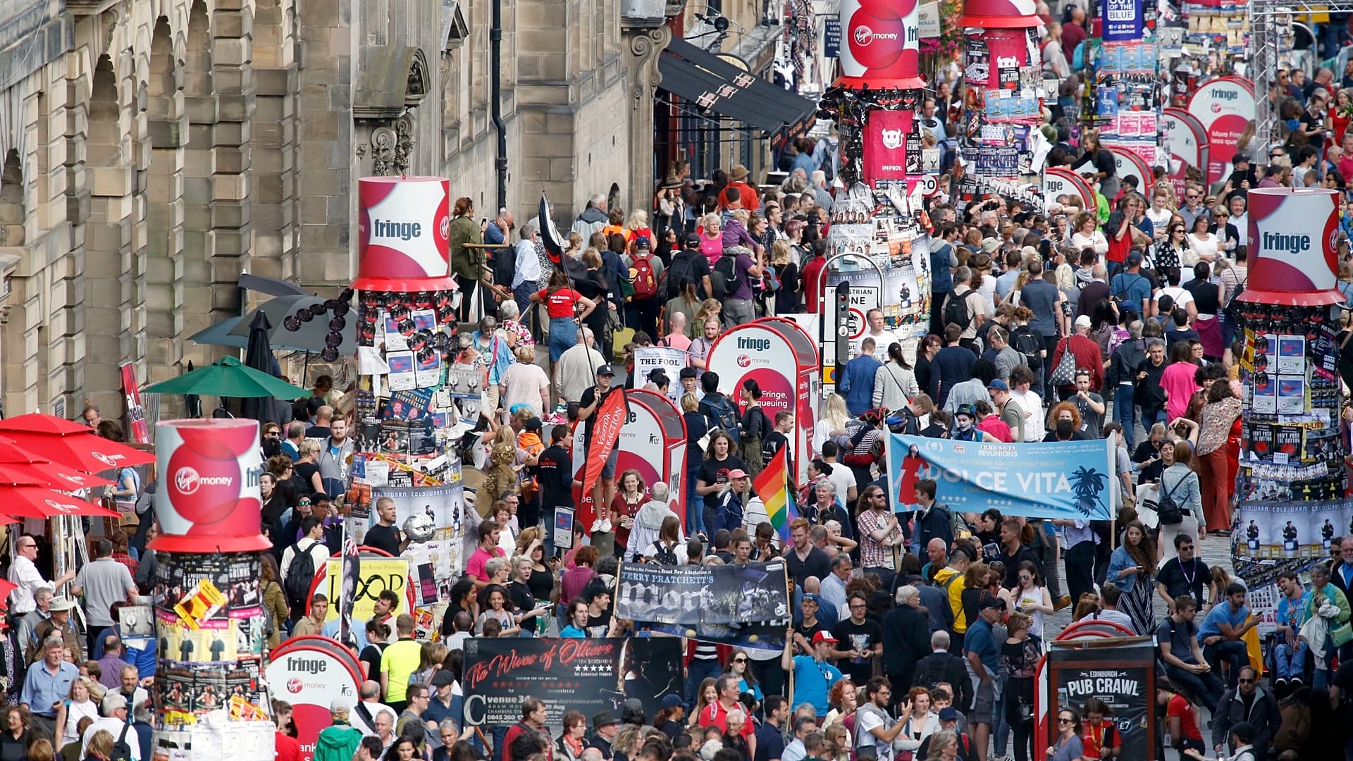 Tömeg hömpölyög Edinburgh Royal Mile-jén a 2016-os Fringe fesztiválon, 2016. augusztus 22-én, hétfőn. A Fringe továbbra is a világ legnagyobb előadó-művészeti fesztiválja.