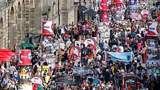 Multitudes se mezclan en la Royal Mile de Edimburgo durante el Fringe 2016, el lunes 22 de agosto. El Fringe sigue siendo el mayor festival de artes escénicas del mundo.