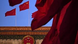 Die chinesische Nationalflagge auf der Großen Halle des Volkes in Peking, 11. März 2026
