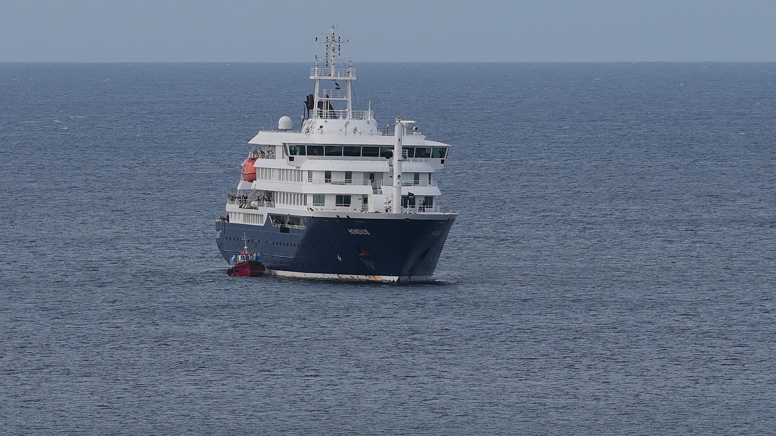 Navio de cruzeiro MV Hondius deixa o porto da Praia, em Cabo Verde, quarta‑feira, 6 de maio de 2026 (Foto AP/Misper Apawu)