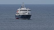 Navio de cruzeiro MV Hondius deixa o porto da Praia, em Cabo Verde, quarta‑feira, 6 de maio de 2026 (Foto AP/Misper Apawu)