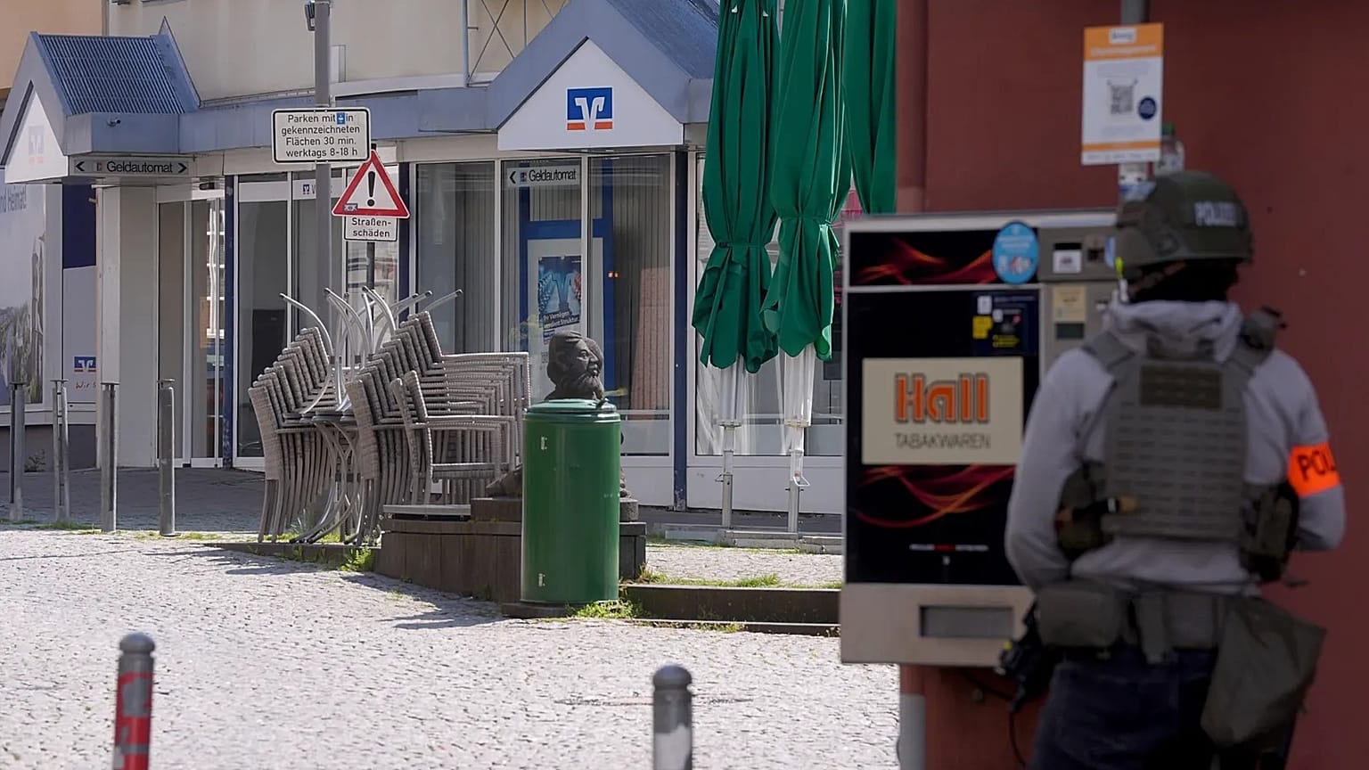 A police officer stands at the scene of an incident where a hostage situation has occurred at a bank branch in Sinzig, 8 May, 2026
