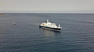 Hollanda yolcu gemisi MV Hondius'un 5 Mayıs 2026 tarihinde Cape Verde açıklarında Atlantik'te demirlemiş halinin havadan görünümü.