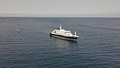 Hollanda yolcu gemisi MV Hondius'un 5 Mayıs 2026 tarihinde Cape Verde açıklarında Atlantik'te demirlemiş halinin havadan görünümü.