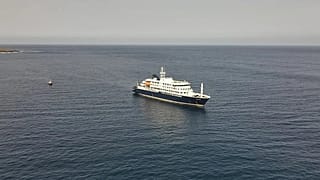 Hollanda yolcu gemisi MV Hondius'un 5 Mayıs 2026 tarihinde Cape Verde açıklarında Atlantik'te demirlemiş halinin havadan görünümü.