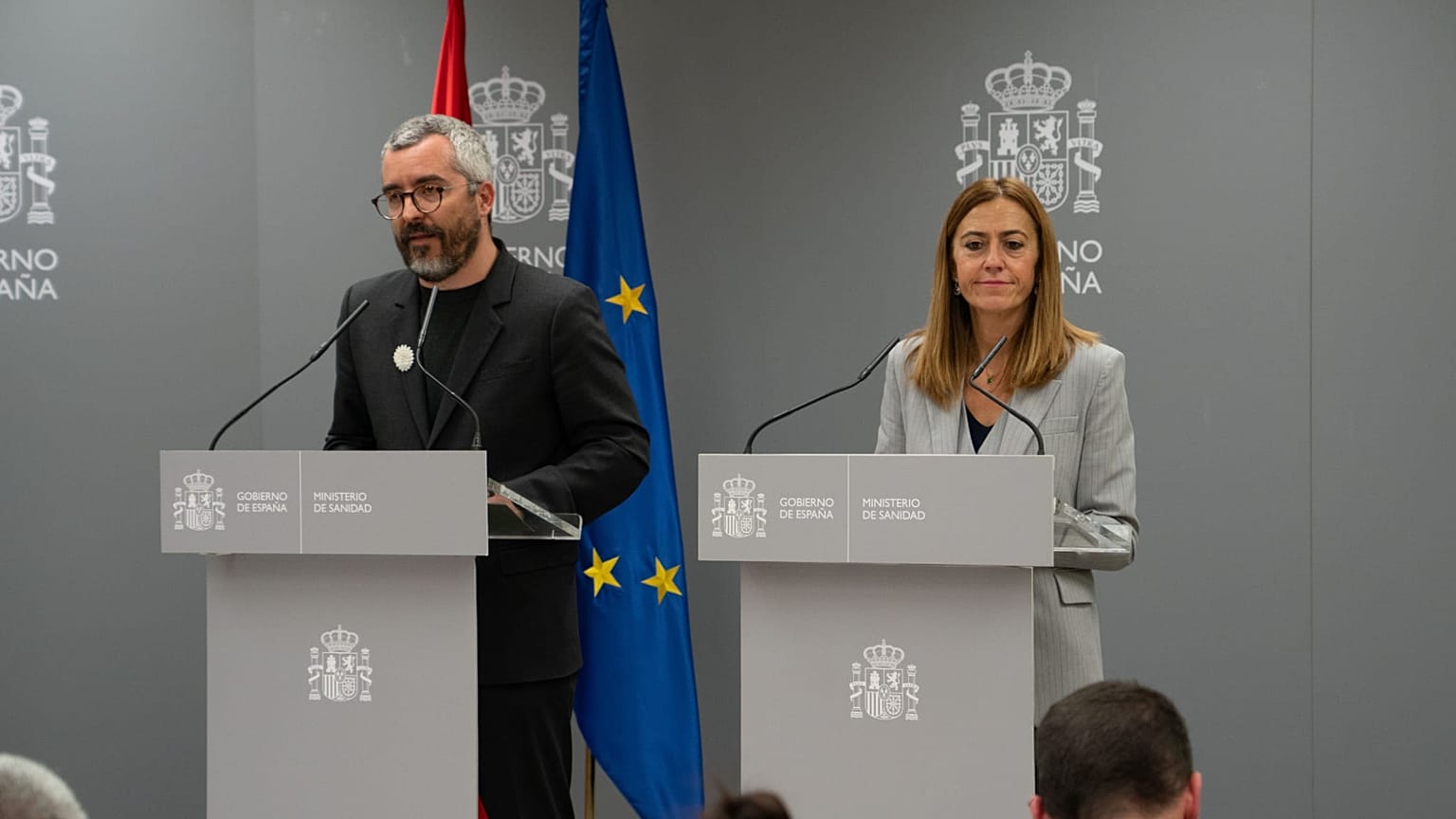 Javier Padilla Bernáldez, secretario de Estado de Sanidad, y Virginia Barcones, secretaria general de Protección Civil, en una rueda de prensa de este 8 de mayo de 2026