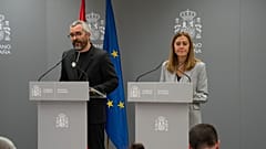 Javier Padilla Bernáldez, sekretarz stanu ds. zdrowia, i Virginia Barcones, sekretarz generalna ds. ochrony ludności, na konferencji prasowej w dniu 8 maja 2026 r.