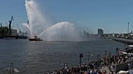 Des navires naviguent dans le port de Hambourg lors des célébrations du 837e anniversaire, à Hambourg, en Allemagne, le 8 mai 2026.