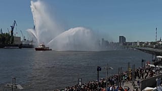 Navios cruzam o porto de Hamburgo durante as celebrações do 837.º aniversário, em Hamburgo, Alemanha, a 8 de maio de 2026.