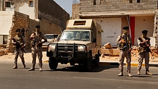تتمركز قوات الجيش الليبي ومركباته في أحد شوارع العاصمة طرابلس يوم الجمعة 22 يوليو/تموز 2022. (صورة من وكالة أسوشييتد برس/يوسف مراد)