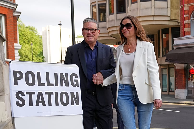 Großbritanniens Premierminister Keir Starmer und seine Frau Victoria vor einem Wahllokal in London, 7. Mai 2026