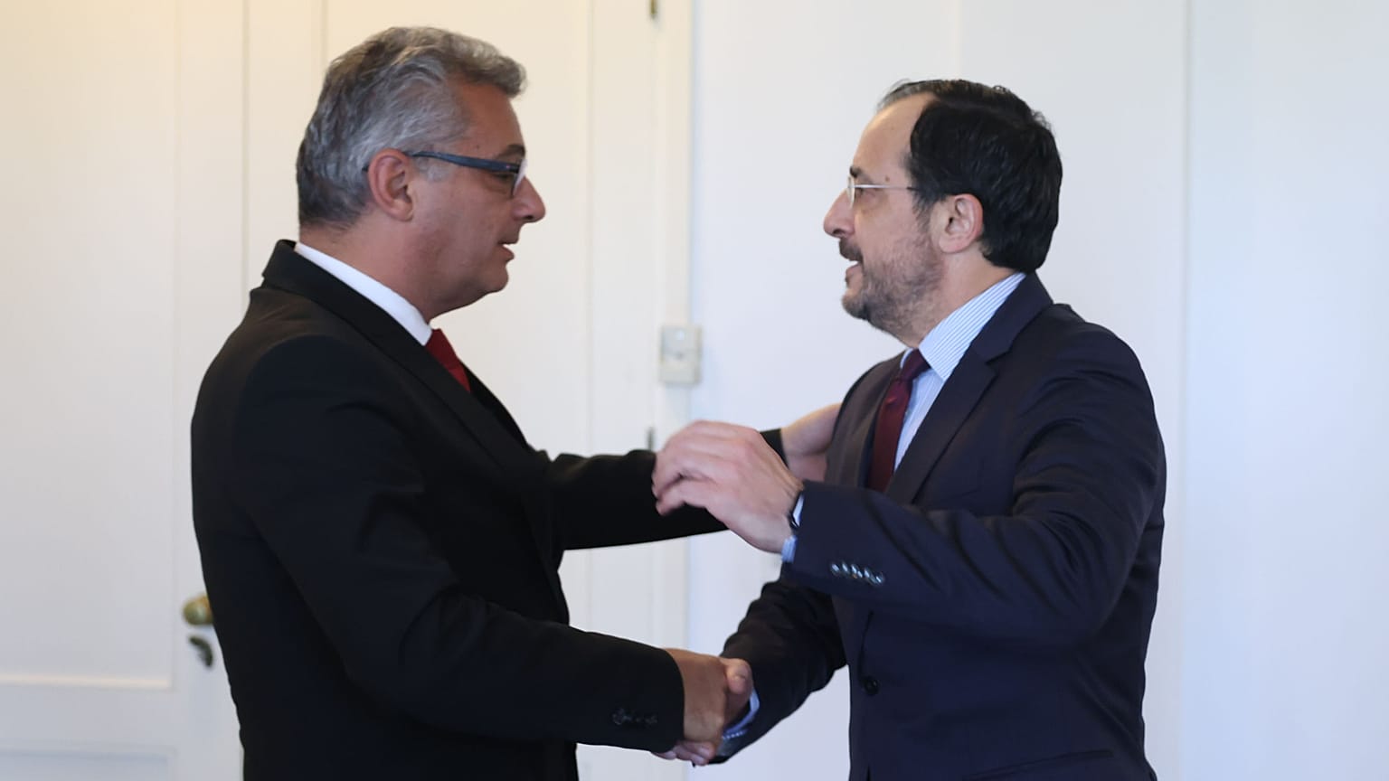 Χειραψία Νίκου Χριστοδουλίδη και Τουφάν Έρχιουρμαν κατά τη συνάντησή τους στις 8/5/2026