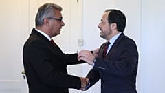 Χειραψία Νίκου Χριστοδουλίδη και Τουφάν Έρχιουρμαν κατά τη συνάντησή τους στις 8/5/2026