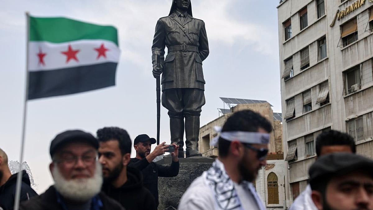 "أدار لجنة الاغتيالات في درعا".. دمشق تعلن توقيف ضابط من عهد الأسد متهم بالضلوع في هجوم كيميائي