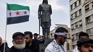 مظاهرة تطالب بتحسين الظروف المعيشية والخدمات العامة في ساحة يوسف العظمة بدمشق، سوريا، يوم الجمعة 17 أبريل/نيسان 2026. 