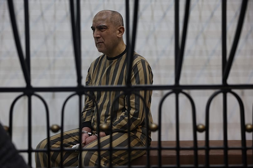 يجلس عاطف نجيب، الرئيس السابق لفرع الأمن السياسي في منطقة درعا خلال حكم بشار الأسد، في محاكمة دنديم خلال جلسة محاكمة في قصر العدل بدمشق، سوريا، يوم الأحد 26 أبريل/نيسان 2026.