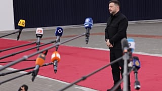 Президент Украины общается со СМИ по прибытии на заседание Европейского политического сообщества в Ереване, Армения, 4 мая 2026 г.