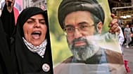 امرأة عراقية تحمل صورة المرشد الأعلى الإيراني آية الله مجتبى خامنئي، خلال احتجاج على الهجمات الأمريكية والإسرائيلية على مدن متعددة في جميع أنحاء إيران، في بغداد، العراق 