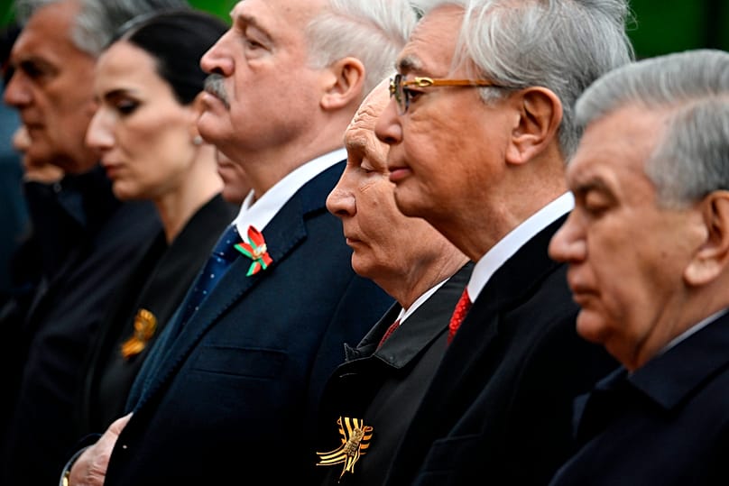 Την παρέλαση παρακολούθησαν οι πρόεδροι της Λευκορωσίας, του Καζακστάν και του Ουζμπεκιστάν