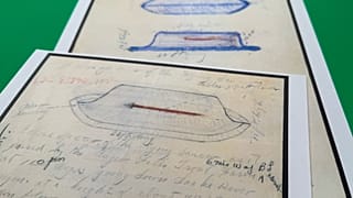 Akten über UFOs, die am Freitag, den 8. Mai 2026, vom Pentagon freigegeben wurden, werden in Washington abfotografiert.