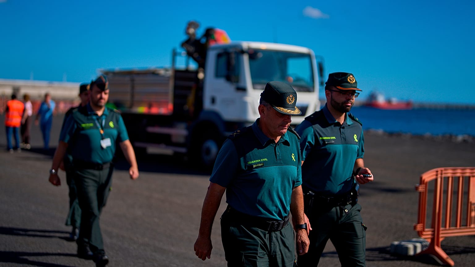Tenerife : la Garde civile inspecte la zone d’arrivée des passagers du navire de croisière MV Hondius au port de Granadilla