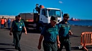 Beamte der spanischen Guardia Civil kontrollieren das Areal am Hafen von Granadilla auf Teneriffa, wo Passagiere des Kreuzfahrtschiffs MV Hondius ankommen sollen.