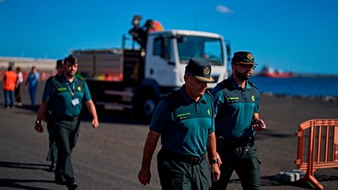 Gli agenti della Guardia Civil spagnola ispezionano l'area dove sono attesi i passeggeri della nave da crociera MV Hondius al porto di Granadilla, a Tenerife, nelle Canarie.
