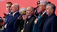 Le président russe Vladimir Poutine observe aux côtés d’autres dirigeants et responsables, dont le président biélorusse Aleksandr Loukachenko