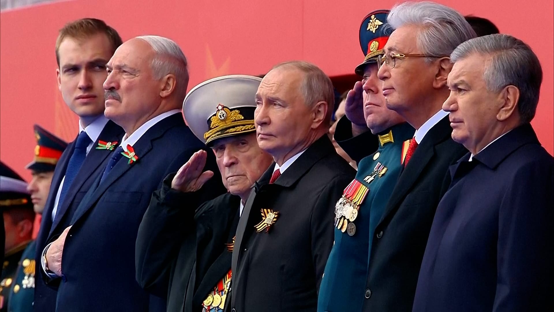 Il presidente russo Vladimir Putin osserva insieme ad altri leader e funzionari, tra cui il presidente bielorusso Aleksandr Lukashenko