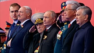 Vlagyimir Putyin orosz elnök más vezetőkkel és tisztviselőkkel, köztük Aljakszandr Lukasenka belarusz elnökkel figyel