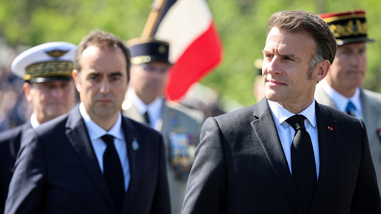 Le président français Emmanuel Macron et le Premier ministre Sébastien Lecornu, à gauche, arrivent pour une cérémonie à l'Arc de Triomphe à Paris, vendredi 8 mai 2026