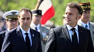 Le président français Emmanuel Macron et le Premier ministre Sébastien Lecornu, à gauche, arrivent pour une cérémonie à l'Arc de Triomphe à Paris, vendredi 8 mai 2026