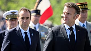 Le président français Emmanuel Macron et le Premier ministre Sébastien Lecornu, à gauche, arrivent pour une cérémonie à l'Arc de Triomphe à Paris, vendredi 8 mai 2026