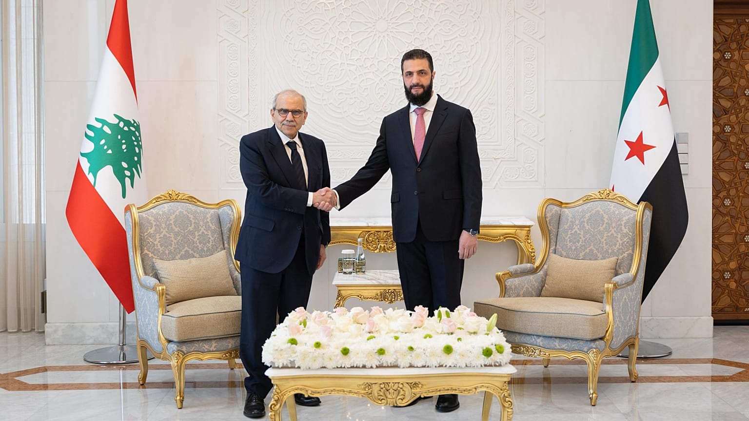 صورة نشرتها رئاسة الحكومة اللبنانية، الرئيس السوري للمرحلة الانتقالة أحمد الشرع يستقبل رئيس الوزراء اللبناني نواف سلام، سوريا 9 أيار/مايو 2026.