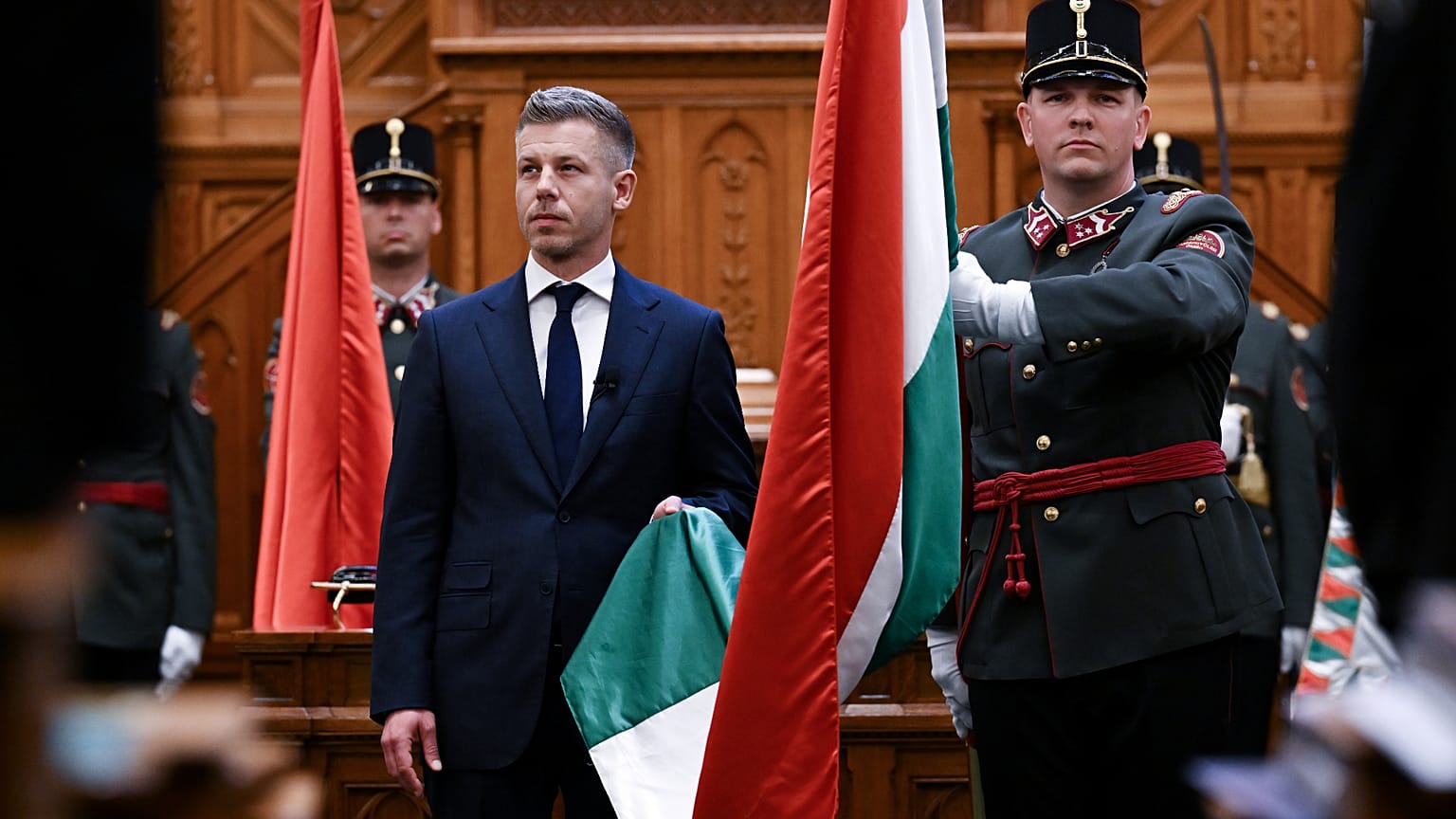 Magyar Péter miniszterelnök leteszi esküjét az új Országgyűlés alakuló ülésén az Országházban 2026. május 9-én.