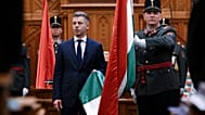 Magyar Péter miniszterelnök leteszi esküjét az új Országgyűlés alakuló ülésén az Országházban 2026. május 9-én.