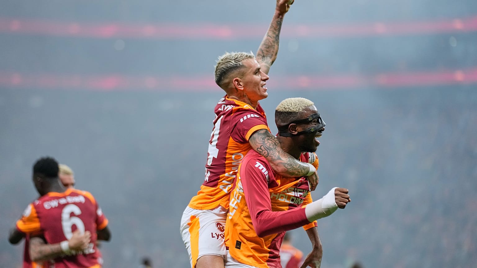 Galatasaraylı Torreira ve Osimhen maç esnasında görüntüleniyor