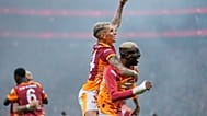 Galatasaraylı Torreira ve Osimhen maç esnasında görüntüleniyor