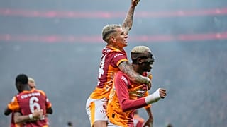 Galatasaraylı Torreira ve Osimhen maç esnasında görüntüleniyor