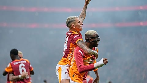 Galatasaraylı Torreira ve Osimhen maç esnasında görüntüleniyor