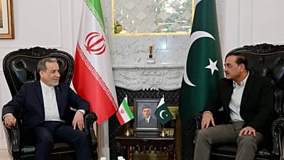 Na zdjęciu opublikowanym przez irańskie MSZ, minister spraw zagranicznych Iranu Abbas Araghchi, po lewej, spotyka się z szefem pakistańskiej armii marszałkiem polnym Asimem Munirem w Islamabadzie.