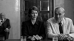 Mubi tarafından yayımlanan bu görüntüde, “Fatherland” filminden bir sahnede Sandra Hüller (solda) ve Hanns Zischler.