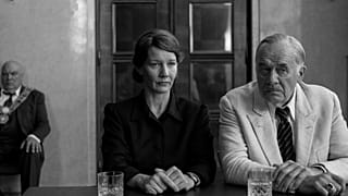 Mubi tarafından yayımlanan bu görüntüde, “Fatherland” filminden bir sahnede Sandra Hüller (solda) ve Hanns Zischler.